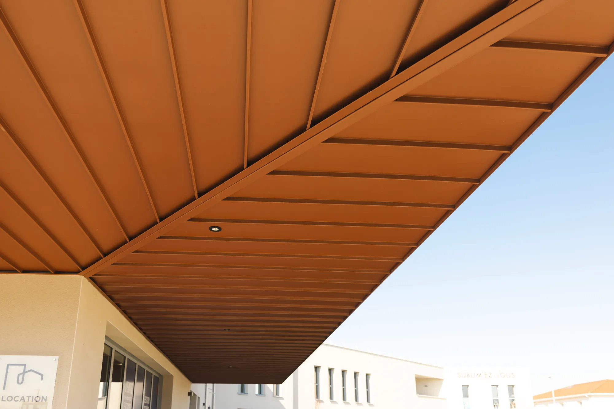 Avant-toit métallique moderne