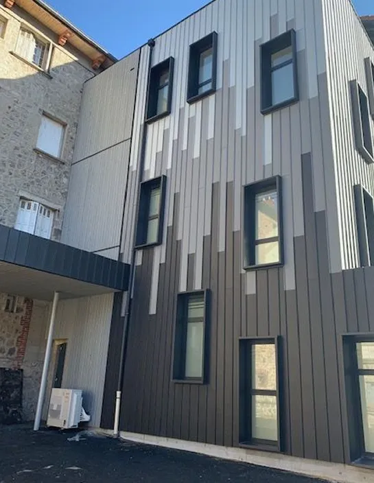 Façade immeuble bardage vertical