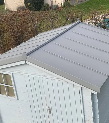 Toit bac acier sur maison blanche