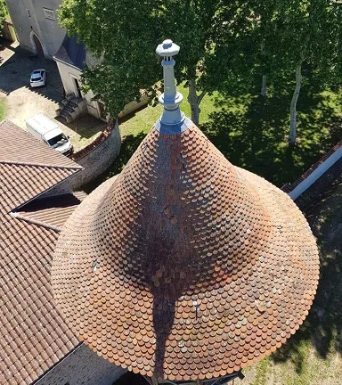 Toiture conique en tuiles rouges