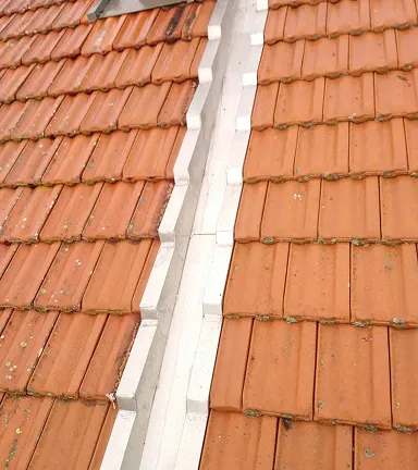 Détail faîtage en tuiles